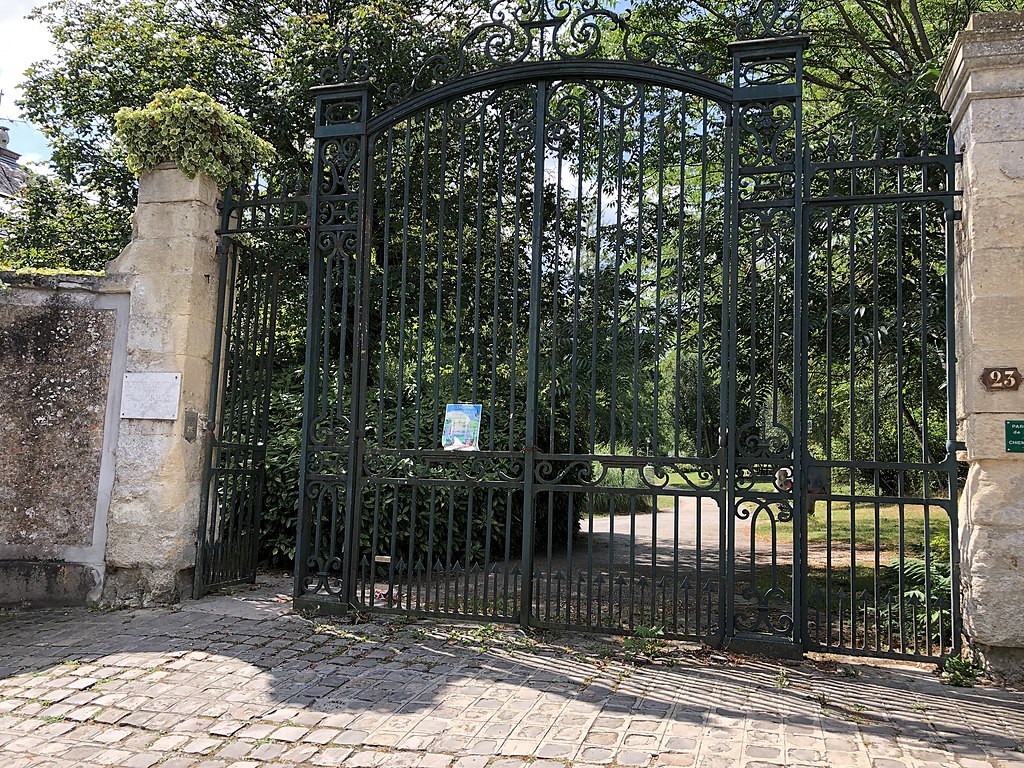 L'entrée du parc des Trois grilles, rue du Général Leclerc à Louveciennes