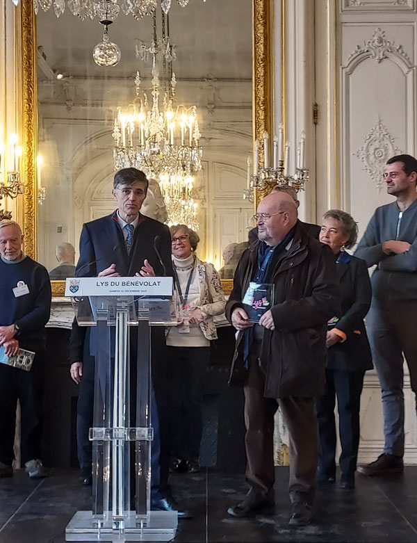 Le maire de Versailles, remet le trophée à Pierre Desnos, Lys du bénévolat